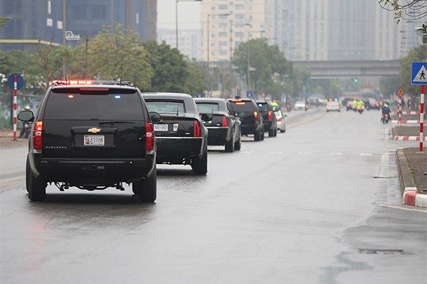 Quả cầu đen bí ẩn trên nóc xe hộ tống Tổng thống Trump - Ảnh 13.