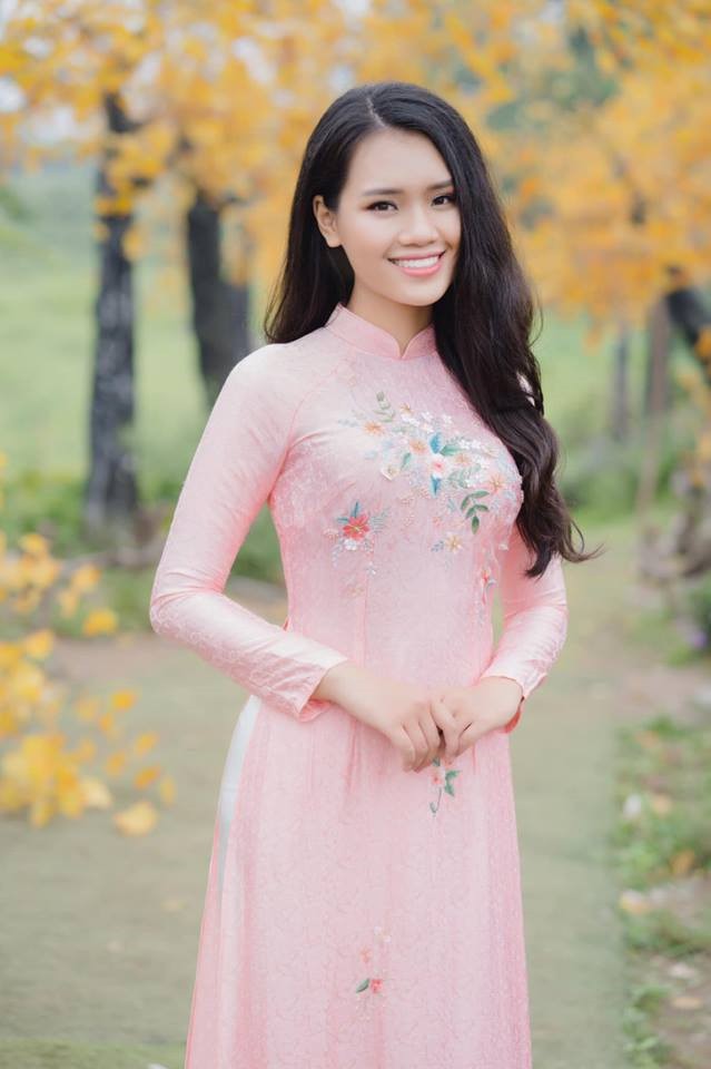 Nữ sinh mặc áo dài trắng tặng hoa Tổng thống Mỹ rời Việt Nam là ai? - Ảnh 4.