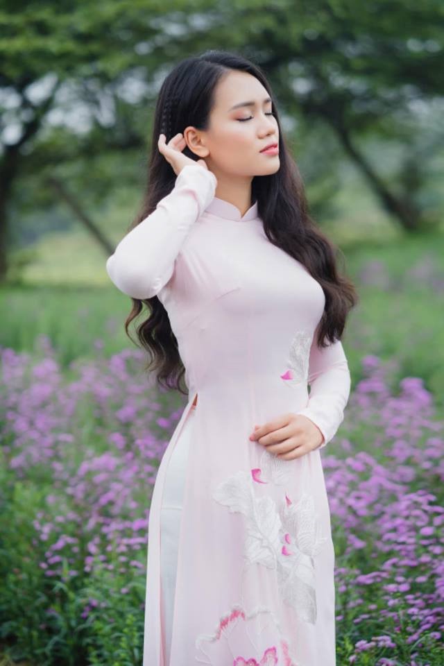 Nữ sinh mặc áo dài trắng tặng hoa Tổng thống Mỹ rời Việt Nam là ai? - Ảnh 5.