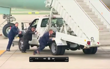Chuyện ít biết về việc đặc vụ Mỹ tự đẩy xe thang khỏi máy bay của ông Trump