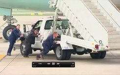 Chuyện ít biết về việc đặc vụ Mỹ tự đẩy xe thang khỏi máy bay của ông Trump