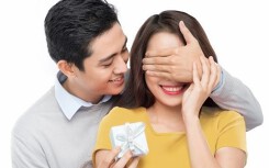 Gợi ý quà tặng vợ dịp 8/3 khiến nàng bất ngờ và hạnh phúc