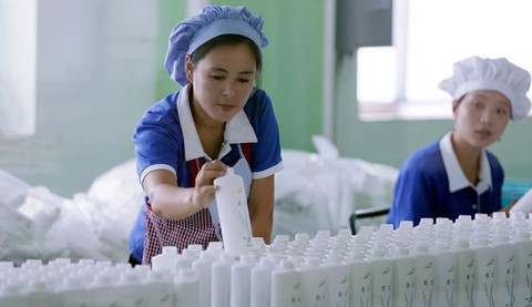Bên trong nhà máy sản xuất mỹ phẩm của Triều Tiên - Ảnh 2.