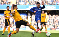 Hazard tỏa sáng, Chelsea may mắn thoát thua ở phút bù giờ