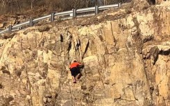 Nam thoát chết khi rơi từ vách đá cao 30 m vì leo núi mạo hiểm ở Vũng Tàu