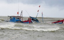 Hai vợ chồng ở Quảng Ngãi chết thảm do sóng đánh lật thuyền