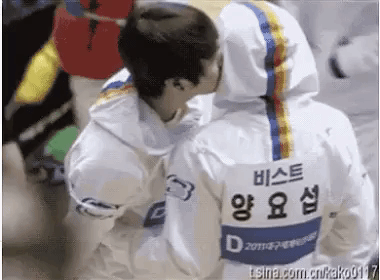 12 nụ hôn đồng giới gây sốc của các nam idol Kpop - Ảnh 4. 12 nụ hôn đồng giới gây sốc của các nam idol Kpop - Ảnh 4.