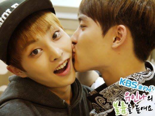12 nụ hôn đồng giới gây sốc của các nam idol Kpop - Ảnh 5. 12 nụ hôn đồng giới gây sốc của các nam idol Kpop - Ảnh 5.