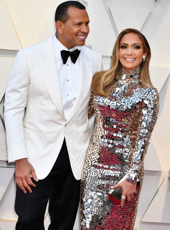 Jennifer Lopez được bạn trai kém tuổi cầu hôn bằng nhẫn triệu đô - Ảnh 2. Jennifer Lopez được bạn trai kém tuổi cầu hôn bằng nhẫn triệu đô - Ảnh 2.