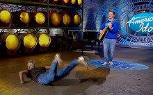 Katy Perry lăn lê nhảy phụ họa cho thí sinh American Idol