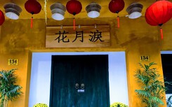 Tháo dỡ bảng hiệu chữ nước ngoài ngay trung tâm Đà Nẵng