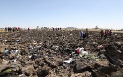 Máy bay Ethiopia bốc khói, lượn gấp trước khi lao xuống đất