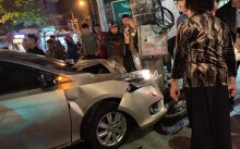 Ô tô mất lái, tông 2 người chờ đèn đỏ thương vong trong đêm