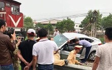 Tàu hỏa húc văng ôtô cả chục mét khiến 5 người thương vong trên đường đi đám cưới về