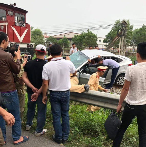 Tàu hỏa húc văng ôtô cả chục mét khiến 5 người thương vong trên đường đi đám cưới về - Ảnh 1. Tàu hỏa húc văng ôtô cả chục mét khiến 5 người thương vong trên đường đi đám cưới về - Ảnh 1.