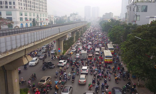 Cấm xe máy: Sinh viên kẻ khóc người cười - Ảnh 1.