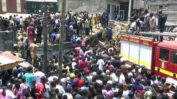 Sập một tòa chung cư ở Nigeria, nhiều trẻ em bị mắc kẹt - Ảnh 1. Sập một tòa chung cư ở Nigeria, nhiều trẻ em bị mắc kẹt - Ảnh 1.