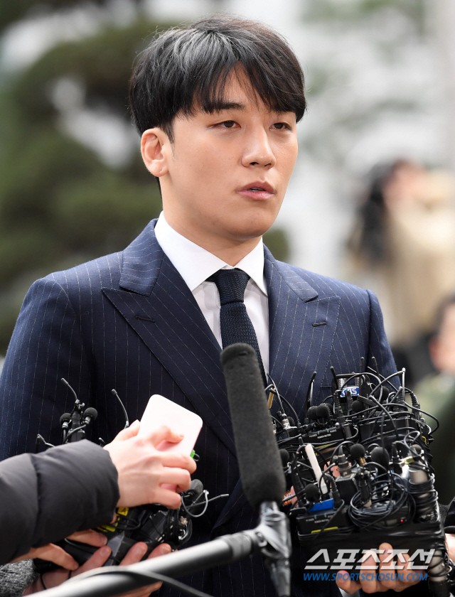 Seungri cúi gập người xin lỗi người hâm mộ  - Ảnh 1.