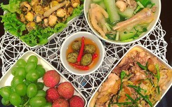 Tối nay ăn gì: Chỉ với một con gà, cho ra ngay mâm cơm thịnh soạn, đủ dưỡng chất