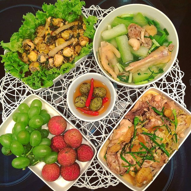 Tối nay ăn gì: Chỉ với một con gà, cho ra ngay mâm cơm thịnh soạn, đủ dưỡng chất - Ảnh 1. Tối nay ăn gì: Chỉ với một con gà, cho ra ngay mâm cơm thịnh soạn, đủ dưỡng chất - Ảnh 1.