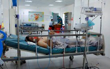 Kích hoạt báo động đỏ cấp cứu khẩn người đàn ông bị máy xúc quật vào bụng