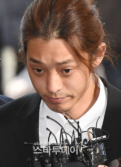 Hé lộ nhiều tin nhắn dơ bẩn kinh khủng trong điện thoại của Jung Joon Young - Ảnh 1. Hé lộ nhiều tin nhắn dơ bẩn kinh khủng trong điện thoại của Jung Joon Young - Ảnh 1.