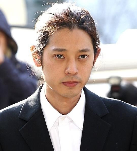 Jung Joon Young bị bủa vây khi tới sở cảnh sát để khai về clip nóng - Ảnh 1.