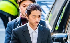 Jung Joon Young bị bủa vây khi tới sở cảnh sát để khai về clip nóng