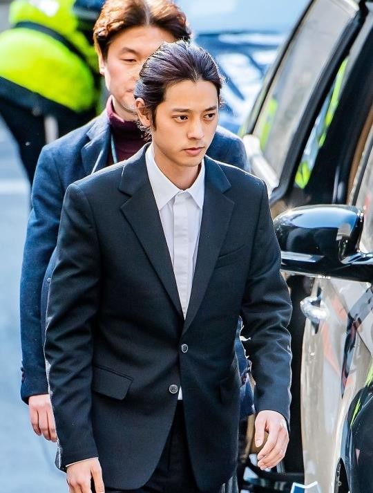 Jung Joon Young bị bủa vây khi tới sở cảnh sát để khai về clip nóng - Ảnh 2.