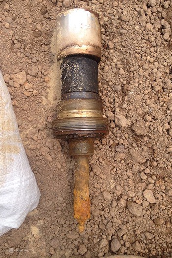 Quốc lộ 1A bị cấm 30 phút chờ tháo ngòi nổ quả bom - Ảnh 2. Quốc lộ 1A bị cấm 30 phút chờ tháo ngòi nổ quả bom - Ảnh 2.