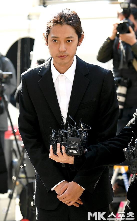 Jung Joon Young bị bủa vây khi tới sở cảnh sát để khai về clip nóng - Ảnh 3.