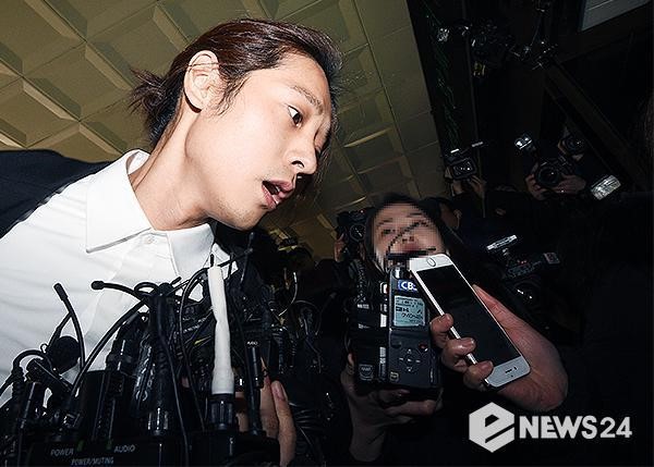 Jung Joon Young bị bủa vây khi tới sở cảnh sát để khai về clip nóng - Ảnh 6.