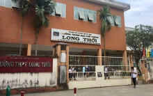 Cô giáo 'không giảng bài' tiếp tục ném vở và bài kiểm tra của học sinh xuống đất