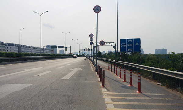 Vụ nam thanh niên chết oan vì tông dải bê tông giữa làn xe máy: Sở GTVT khẳng định việc lắp dải phân cách không sai - Ảnh 3.
