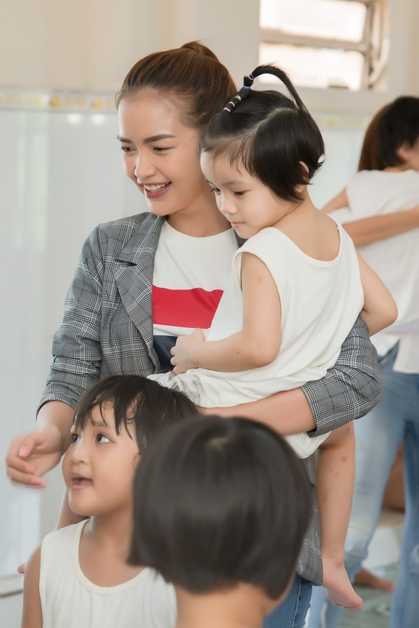 Sao Việt hôm nay (15/3): Hương Giang khoe sắc với áo dài trắng, Ali Hoàng Dương phát hành sản phẩm mới - Ảnh 10. Sao Việt hôm nay (15/3): Hương Giang khoe sắc với áo dài trắng, Ali Hoàng Dương phát hành sản phẩm mới - Ảnh 10.