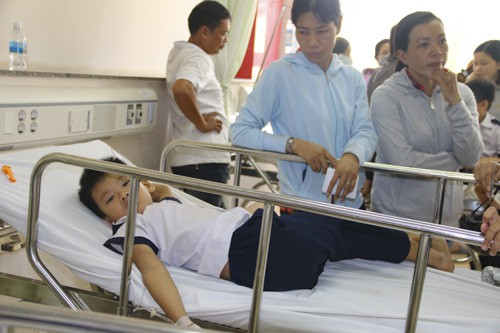 Gần 40 học sinh nhập viện sau khi ăn sinh nhật - Ảnh 1. Gần 40 học sinh nhập viện sau khi ăn sinh nhật - Ảnh 1.