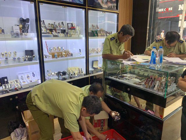 Chấn động: Hơn 3.000 chiếc đồng hồ nhái thương hiệu Rolex, Patek Philippe... bị tịch thu - Ảnh 3. Chấn động: Hơn 3.000 chiếc đồng hồ nhái thương hiệu Rolex, Patek Philippe... bị tịch thu - Ảnh 3.