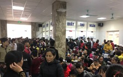Vụ thực phẩm 'bẩn' ở Bắc Ninh: Hàng trăm phụ huynh 'vạ vật' tại bệnh viện xét nghiệm sán lợn cho con