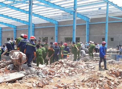 Vụ sập tường làm 8 người thương vong ở Vĩnh Long: Thi công sai kỹ thuật? - Ảnh 1. Vụ sập tường làm 8 người thương vong ở Vĩnh Long: Thi công sai kỹ thuật? - Ảnh 1.
