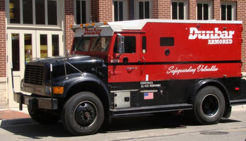 Nhóm cướp 19 triệu USD lợi dụng tiệc đông người để qua mặt FBI - Ảnh 1. Nhóm cướp 19 triệu USD lợi dụng tiệc đông người để qua mặt FBI - Ảnh 1.