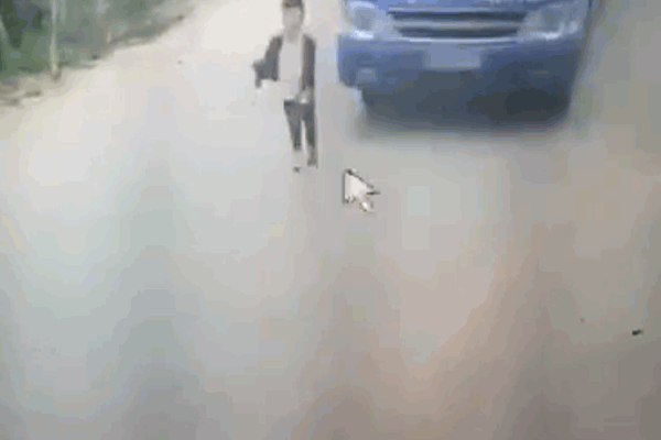 Tài xế rụng rời kể cú đánh lái cứu bé trai dưới bánh xe buýt - Ảnh 2. Tài xế rụng rời kể cú đánh lái cứu bé trai dưới bánh xe buýt - Ảnh 2.