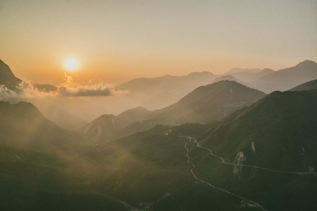 Dự báo thời tiết ngày mai 18/3: Không khí lạnh suy yếu gây ra thời tiết nồm ẩm - Ảnh 1. Dự báo thời tiết ngày mai 18/3: Không khí lạnh suy yếu gây ra thời tiết nồm ẩm - Ảnh 1.