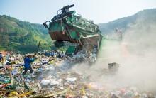 'Mưu sinh' bãi rác lớn nhất Đà Nẵng nuôi con nên người