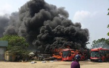 Quảng Nam: Xe khách cháy trơ khung nghi do đốt rác