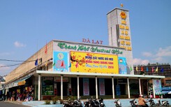 Rạp hát Hòa Bình và Dinh tỉnh trưởng Đà Lạt sẽ bị đập bỏ, di dời