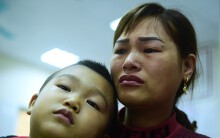 Phụ huynh bật khóc nhận kết quả con mắc sán lợn