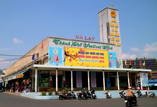 Rạp hát Hòa Bình và Dinh tỉnh trưởng Đà Lạt sẽ bị đập bỏ, di dời - Ảnh 1.