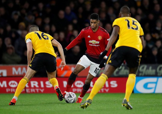 Nghi án trọng tài Atkinson tiếp tay loại Man United ở FA Cup? - Ảnh 1. Nghi án trọng tài Atkinson tiếp tay loại Man United ở FA Cup? - Ảnh 1.
