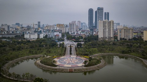 Toàn cảnh lá phổi xanh của Cầu Giấy, bị xin xén đất làm bãi đỗ xe - Ảnh 4.