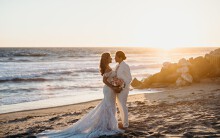 Chuyện tình 5 năm của cặp đồng tính nữ với đám cưới bên biển tuyệt đẹp
